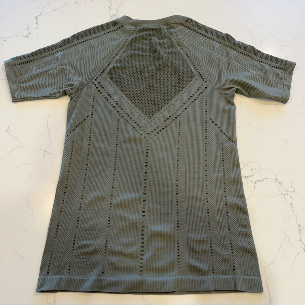 Athleta Womens Green Short Sleeve Compression T-Shirt Vented Mesh Oxygen Sz M - Picture 15 of 16